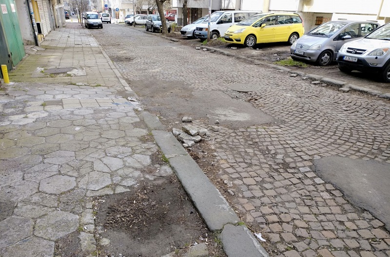 Улица в центъра на Бургас ще остане затворена за автомобили повече от месец