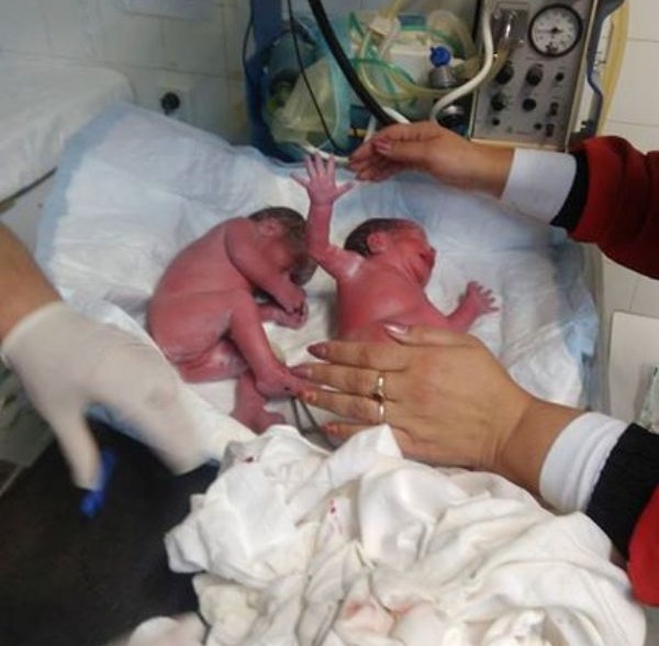 Фелдшерка изроди близначета в линейката