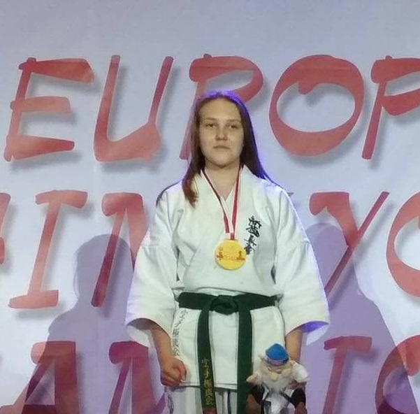 Сияна Стратиева стана трета на европейското по карате