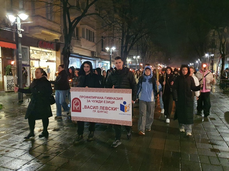 Мащабно факелно шествие събра стотици ученици в памет на Апостола на свободата