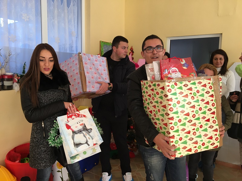 Кампанията Дар до сърце на МДБГ зарадва деца в неравностойно положение с куп подаръци