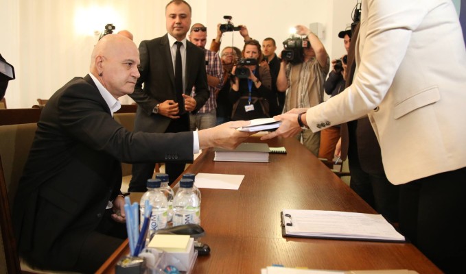 Слави Трифонов внесе документи в ЦИК за референдума