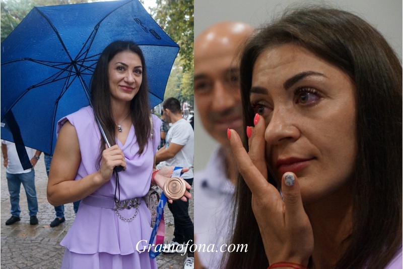 Дъжд, усмивки и сълзи при посрещането на Евелина Николова в Созопол