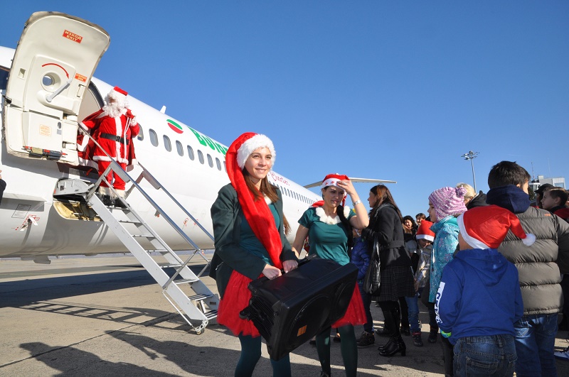 Деца посрещнаха Дядо Коледа на Летище Бургас