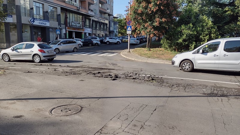 Внимание шофьори: Разрушен път на натоварено кръстовище в Бургас 