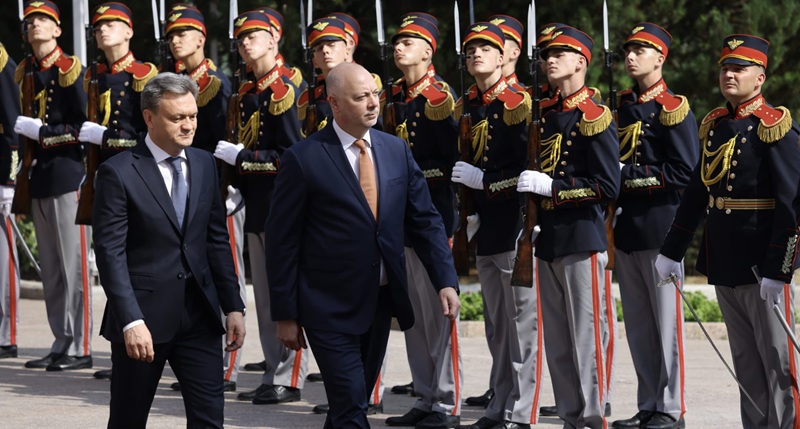 С церемония с военни почести беше посрещнат премиерът Росен Желязков в Молдова