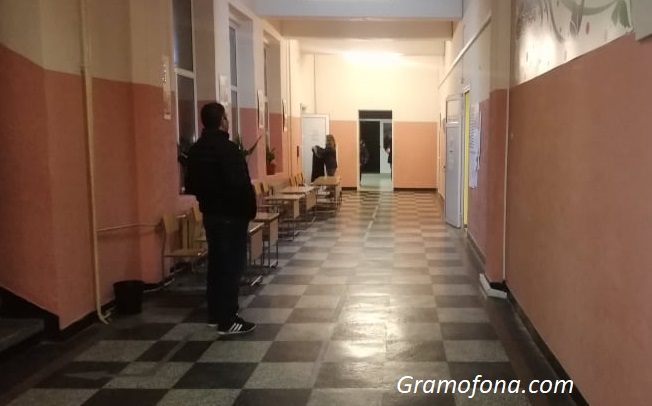 Празни коридори и скучаещи членове на изборни комисии в Каблешково
