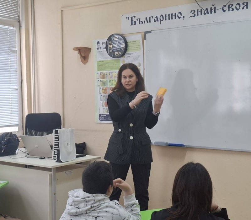 Съдия от Окръжен съд - Варна с нагледен експеримент за вредата от вейповете пред шестокласници