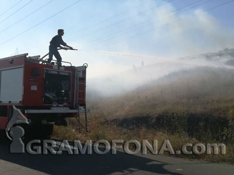 Над  три часа пожарникари се борят с пожар между Каблешково  и Ахелой