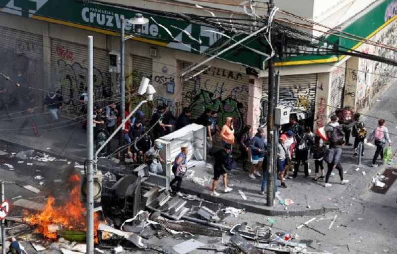 Протестите в Чили продължават, 18 са вече загиналите