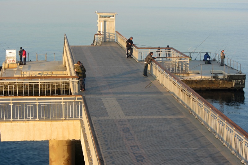 От час водолази издирват 17-годишен младеж, скочил от Моста в Бургас