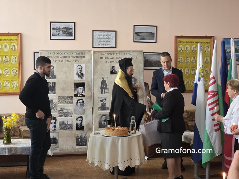 Сливенският митрополит Арсений подари икона на Стоя Янчева