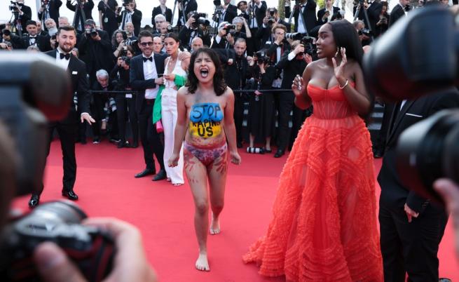 Жена се появи гола на кинофестивала в Кан