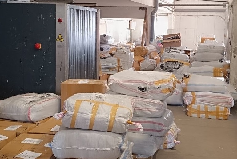 Близо 30 000 „маркови“ стоки задържаха на МП Лесово