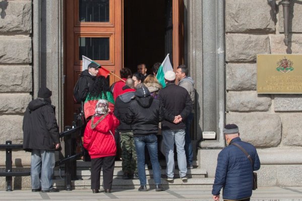 Блокадата на медицинските сестри продължава