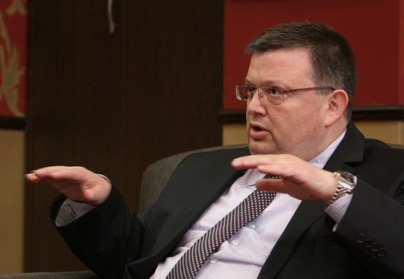 Цацаров поиска имунитетите на петима депутати