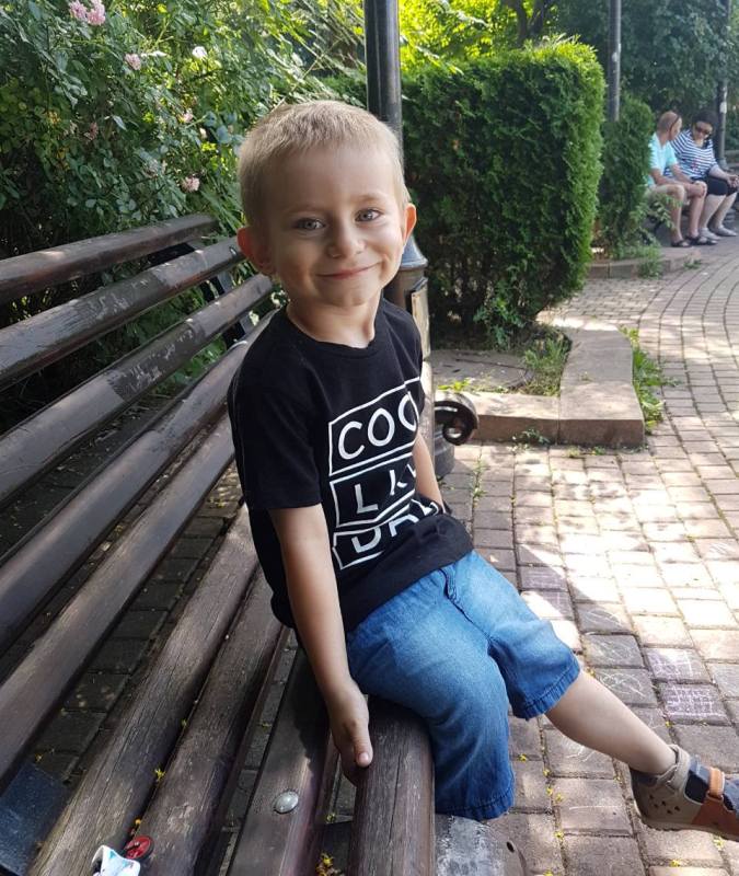 3-годишният Никола Димов от Бургас се нуждае от скъпа операция, за да ходи нормално