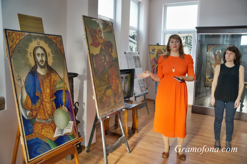Стоян  Караненов дари средства за реставрация на икона от 19 век