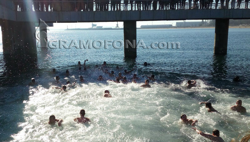 Смелчаци отново ще скачат за кръста в Бургас, но без публика 