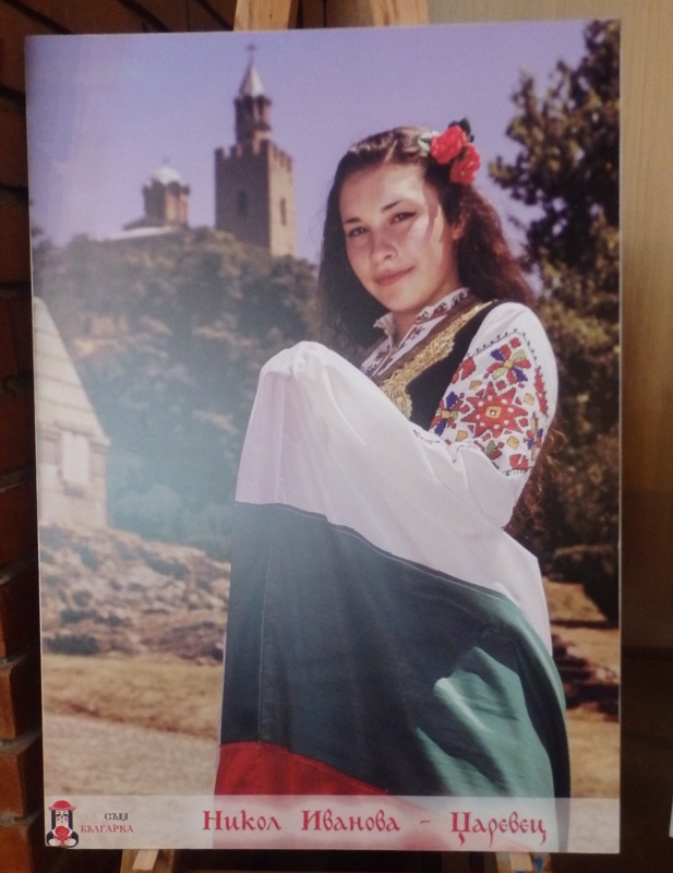 Красиви българки в носии в най-новата карта на родината