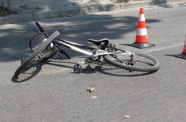 Две деца пострадаха при каране на колело в с. Черково. Едното е в болница