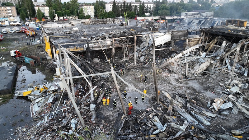 Русия порази търговски център в Кременчук с поне 1000 цивилни в него (ВИДЕО)