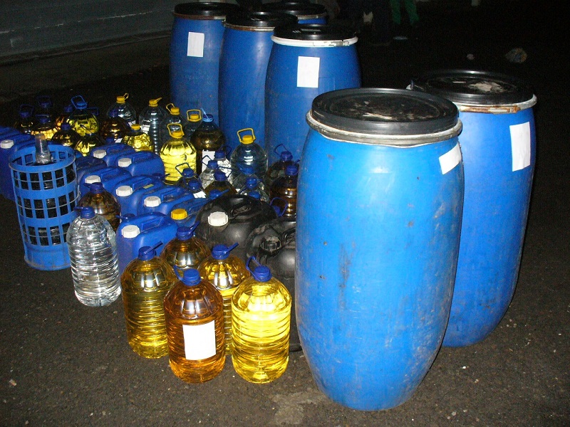 Половин тон нелегален алкохол в Поморие, собственикът се издънил с обява в интернет
