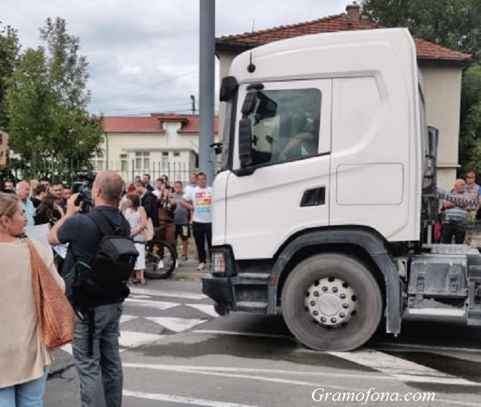 Втори ден на протести в Айтос заради смъртта на млад баща и децата му