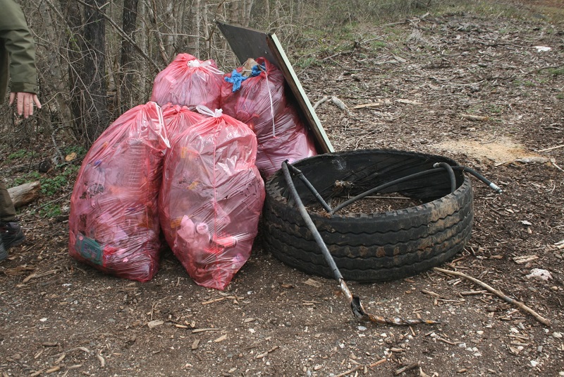 120 чувала с отпадъци събраха за ден от гората на Странджа, повечето са оставени от мигранти