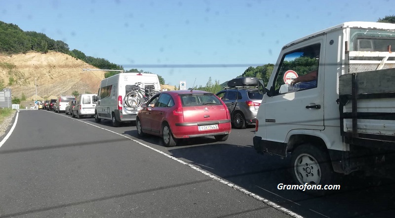 Гърция затваря границата за бусове и камиони от България