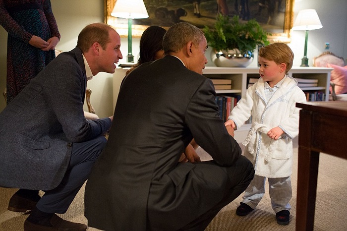 Принц Джордж посрещна американския президент по халат и пижама