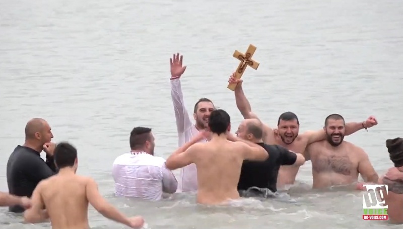 Смелчага от Несебър спаси богоявленския кръст в Чикаго