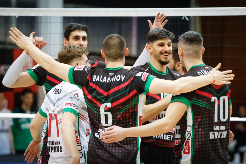 Десети пореден успех за волейболния Нефтохимик