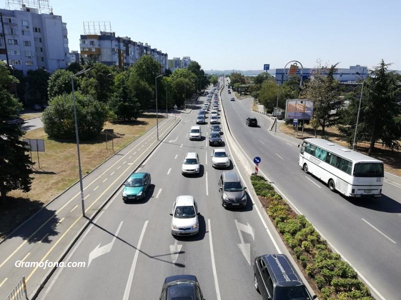 Трафикът през Бургас е интензивен 