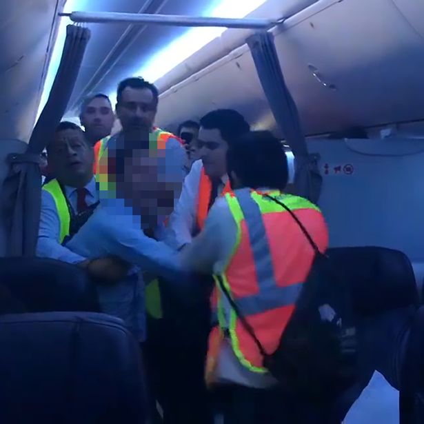 Самолет кацна извънредно заради побеснял пътник