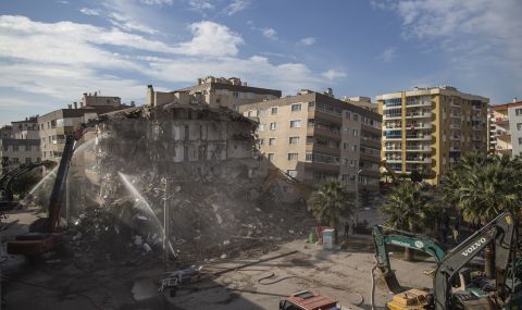 Паника в Измир след ново силно земетресение