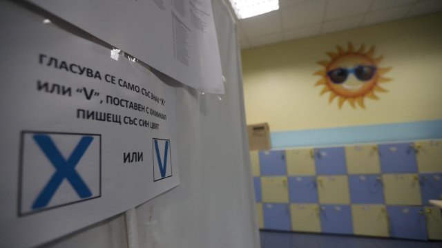 В Турция гласуват предимно с хартиена бюлетина, опашки от избиратели от рано в Чорлу