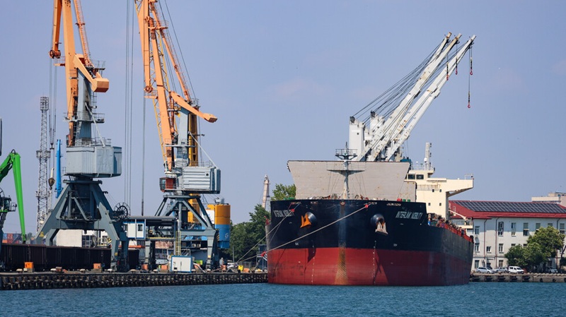 Има ли замърсяване на морето заради заседналия кораб на Пристанище Бургас