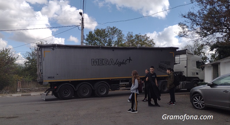 Заради тирове край селски училища: Кметът на Поморие ще забрани транзитния трафик на камионите