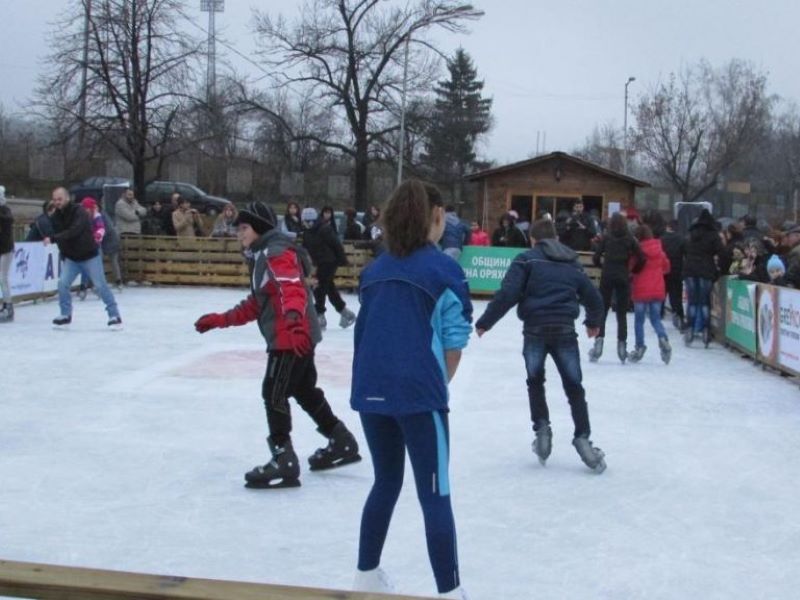 Безплатна ледена пързалка за празниците във Варна