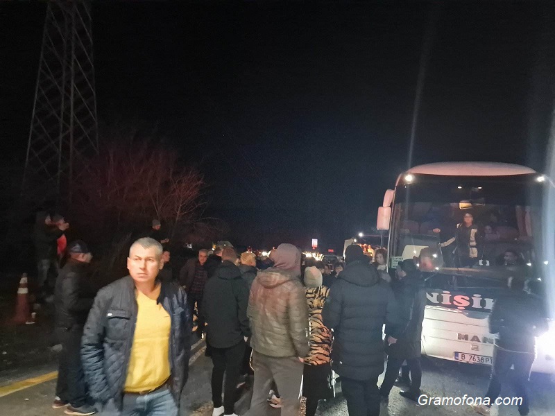 Напрежение между български шофьори на ГКПП Дерекьой, с жива верига спряха автобус