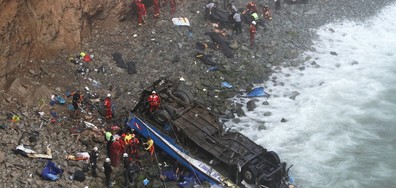 Трактор събори автобус в пропаст, 48 загинаха