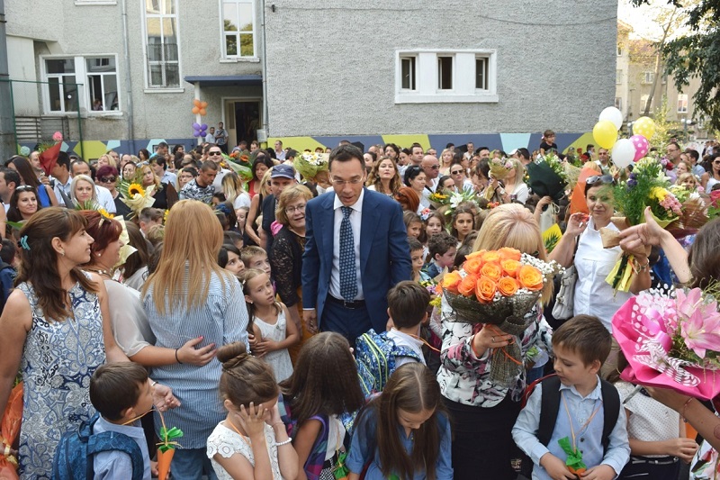 Беседки, зони за отдих и спортни игрища в двора на СОУ „Св. св. Кирил и Методий“