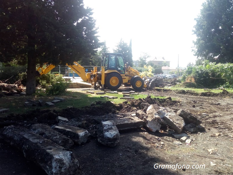 Усилен ремонт на площада в Камено
