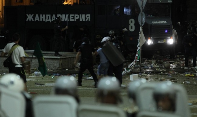 126 задържани протестиращи и 80 ранени полицаи след сблъсъците в София