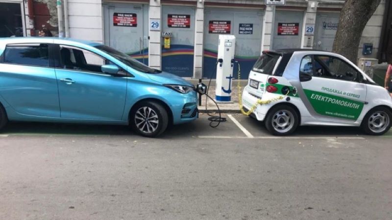 Собствениците на електромобили паркират и зареждат безплатно в синята зона на Варна 