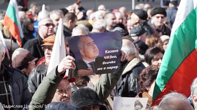 Протестиращи написаха оставката на Борисов  и му я оставиха за подпис