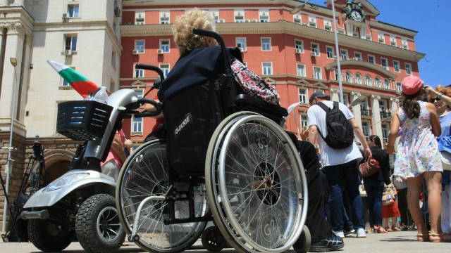 Родители и близки на хора с увреждания излизат на обединен протест в София
