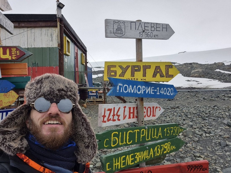 Д-р Карен Мануелян развя знамето на Бургас насред Антарктида