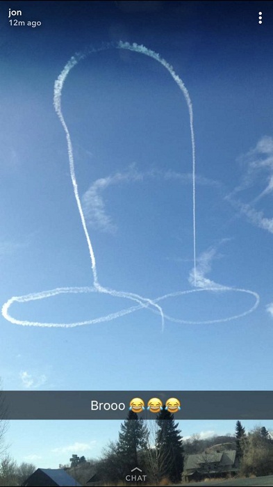 Американските ВМС се извиниха заради огромен пенис, изрисуван в небето от техен пилот